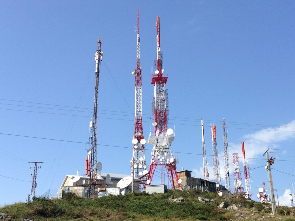 Centro con antenas emisoras de radio y televisión