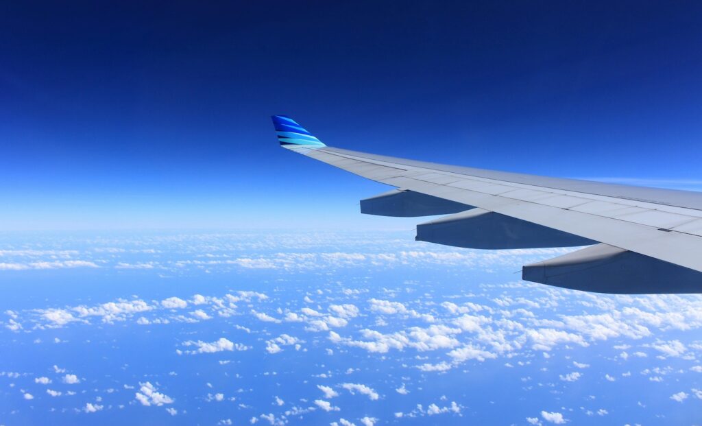 La conectividad vía satelite permite a los pasajeros trabajar, comunicarse o disfrutar de entretenimiento en línea durante el vuelo.